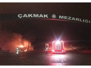 Mezarlıktaki minibüs alev alev yandı
