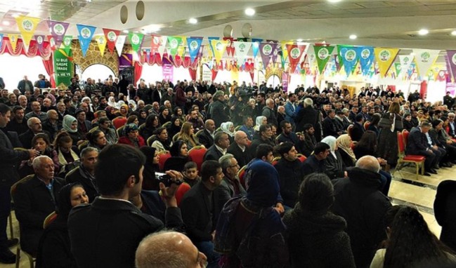 HDP'lilerden teröristler için saygı duruşu...