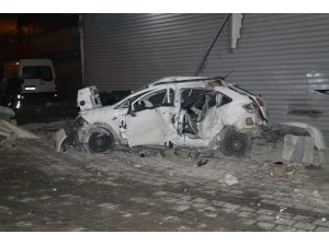 Otomobil tamirhaneye çarpıp hurdaya döndü: 2 kadın yaralı