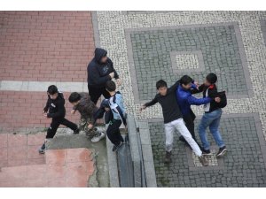 Çocukların uçan tekmeli ve yumruklu kavgası