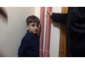 Ayağı kalorifer borusu ile duvar arasında sıkışan miniğin imdadına itfaiyeci abileri yetişti