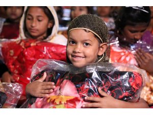 İHH'dan Arakanlı Müslümanlara giyecek yardımı