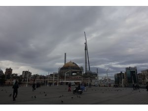 Taksim Camisi'nin minare külahı yerleştirildi