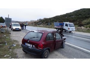 Yanan otomobildeki yaralılar son anda kurtarıldı