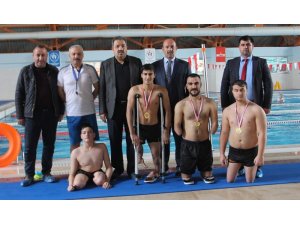 Türkiye 3.’sü olan engelli yüzücülere ödülleri verildi