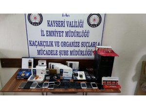 Cep telefonu kaçakçıları yakalandı