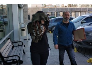Kuyumcudan altın çalan genç kadın yakalandı