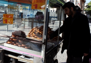 Üniversiteli sokak polisleri iş başında