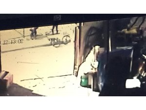 Hasmını halı sahada antrenman yapan çocukların gözü önünde vurdu