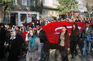 SÜ'den Ata’ya saygı yürüyüşü