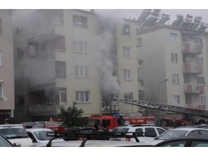 Devrilen elektrik sobası 2 daireyi kül etti