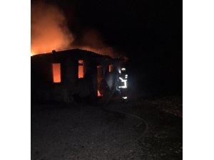 Metruk bina alev alev yandı