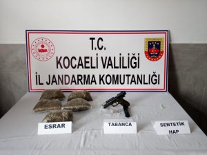 Jandarmanın park halindeki araçta yaptığı aramada 500 gram esrar yakalandı