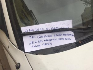 Gören dönüp bir daha bakıyor