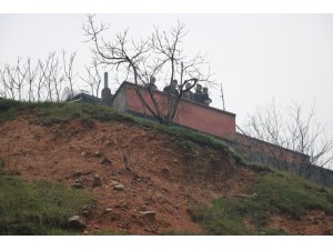 Göçük riski taşıyan 3 ev güvenlik nedeniyle boşaltıldı