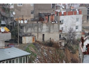 Dere kenarındaki ev göçük riski nedeniyle boşaltıldı