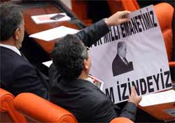 AKP'ye Meclis'te pankartlı protesto