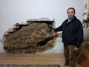 Dağdan kopan dev kaya parçası evin içinde girdi