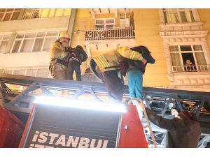 Beyoğlu’nda yangın çıkan binada can pazarı: 11 kişi kurtarıldı