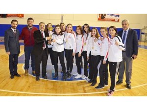 Dereceye girenlere kupa ve madalya