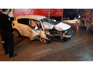 Kontrolden çıkan otomobil direğe çarparak savruldu: 2 yaralı