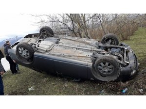 Takla atarak fındık bahçesine uçan otomobilin sürücüsü yaralandı