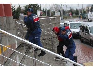 Araçta uyuşturucu maddeyle yakalanan şahıslar adliyeye sevk edildi