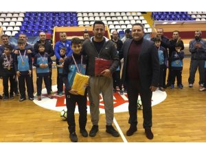 Çocuklar babalarını sporda terletti