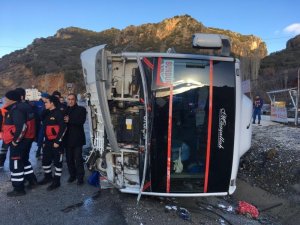 Burdur’da kontrolden çıkan midibüs yan yattı: 6 yaralı