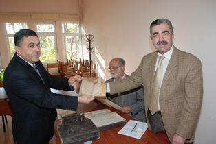 600 yıllık yazma eseri bağışladı