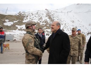 Bakan Soylu’dan kahraman Mehmetçik’e ziyaret