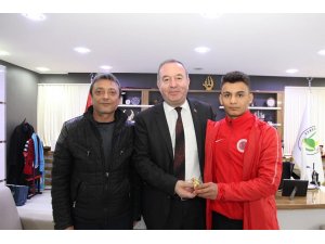 Başkan Şahiner başarılı güreşçiyi ödüllendirdi