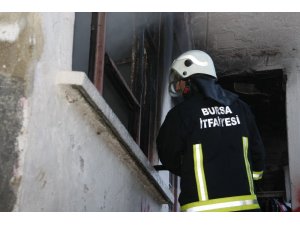 Çakmakla oynarken evi yaktılar