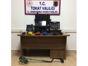 Dedektörlü kaçak kazıcılar jandarmaya yakalandı