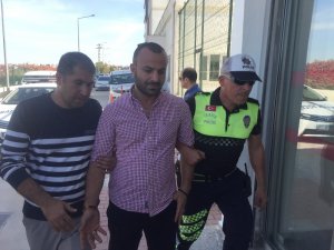 Seyir halindeki aracının kapısında dans eden sürücüye 5 ay hapis