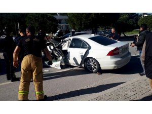 Çeşme’de, temizlik aracına arkadan çarpan sürücü yaralandı