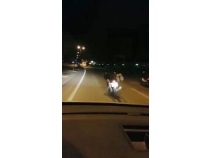 Motosikletin üzerine yatarak yarış yaptılar
