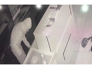 İş yeri hırsızları güvenlik kamerasına yakalandı