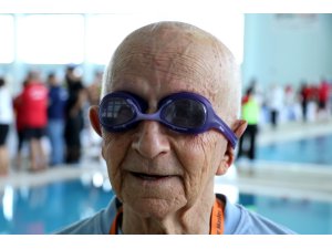 89 yaşındaki Arısoy 74 yıldır kulaç atıyor