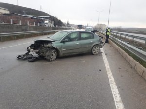 Otomobil bariyerlere çarptı: 1 yaralı