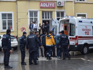 İki kardeş adliyede polislere tahra ile saldırdı