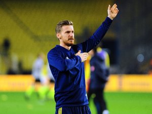 Serdar Aziz, Fenerbahçe armasını öptü
