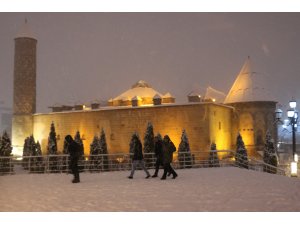 Tır yoldan çıktı, 30 araç mahsur kaldı