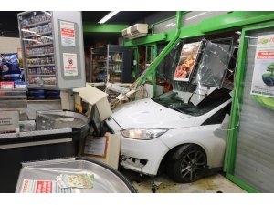 Üsküdar’da alkollü sürücü markete girdi
