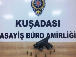 Şüpheli araçtan ruhsatsız tabanca çıktı