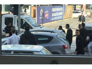 Bankacı kadının boğazına bıçak dayayan gaspçının yakalanma anı