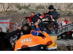 Kayalıklardan atladı, yaralı kurtuldu