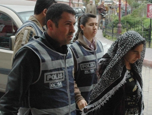 Hamile kızına eroin sattırırken yakalandı