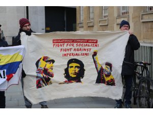 İngiliz basınının Venezuela haberleri BBC önünde protesto edildi