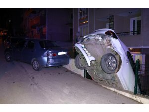 Apartmanın otoparkına düşen aracın sürücüsü yaralandı